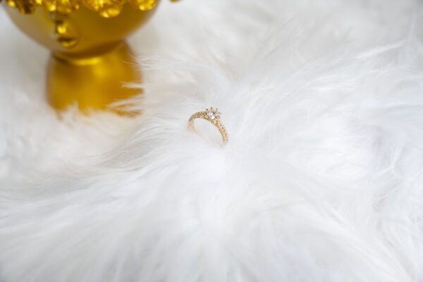 Elegant Solitaire Ring Gold