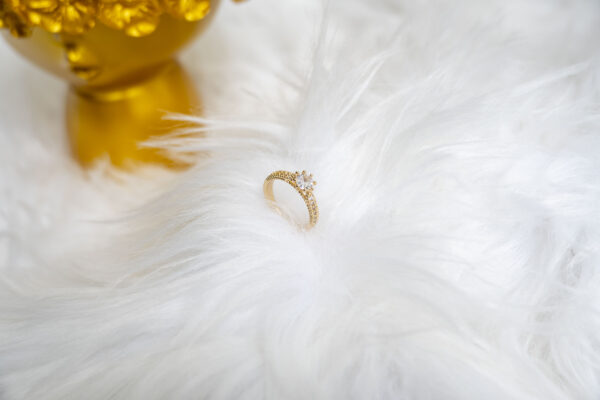 Elegant Solitaire Ring Gold - Image 2
