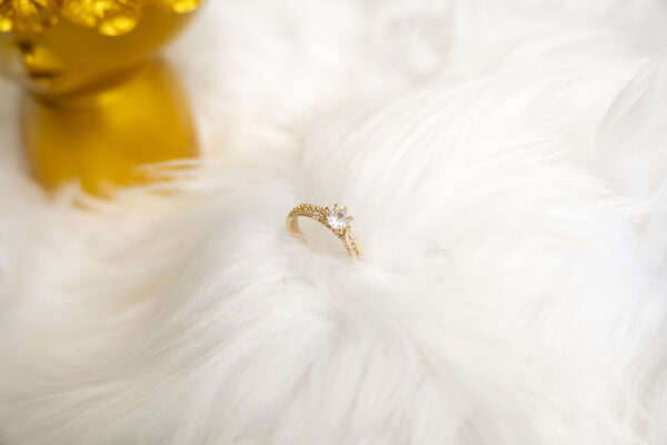 Elegant Solitaire Ring Gold - Image 3